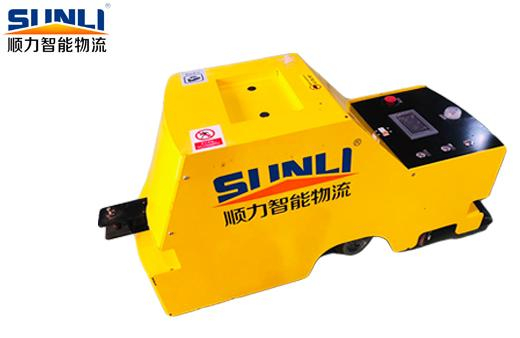 AGV unidirectionnel de type remorqueur